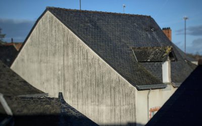 La pose d’un faîtage de toiture en ardoise